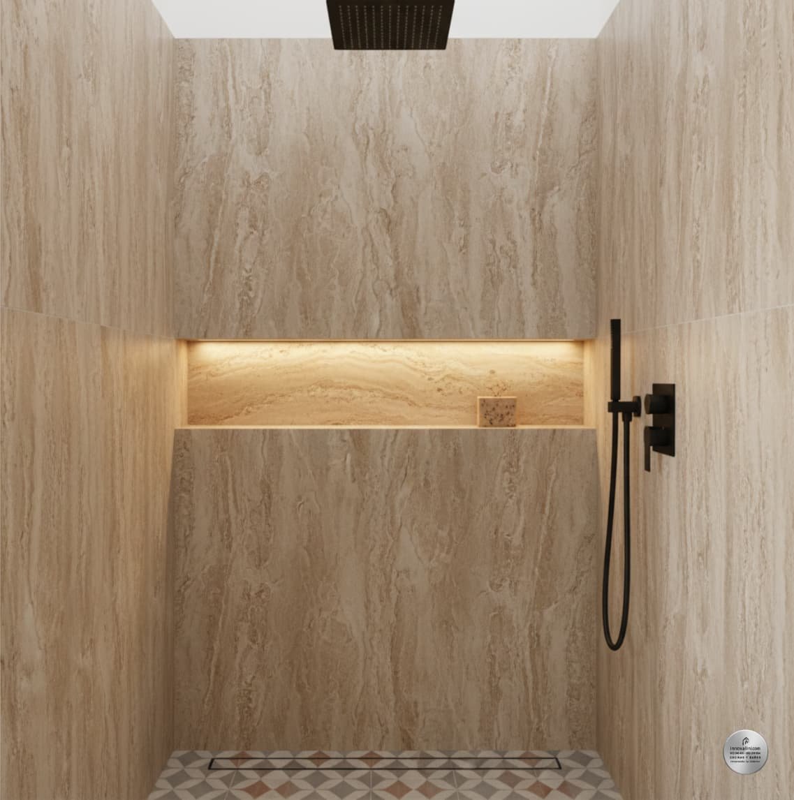 Ducha de obra con revestimiento de travertino y nicho iluminado, como las del showroom de Innovalini