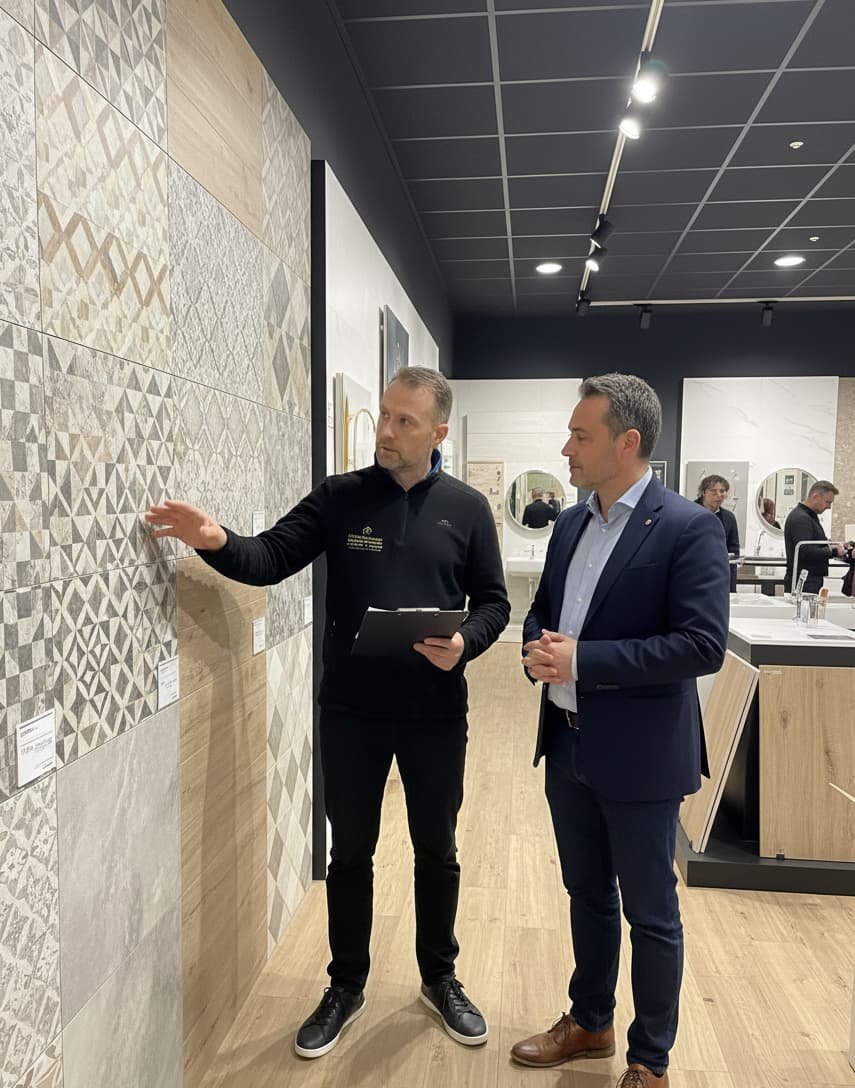 Francis, de Innovalini, mostrando revestimientos en el showroom a un cliente